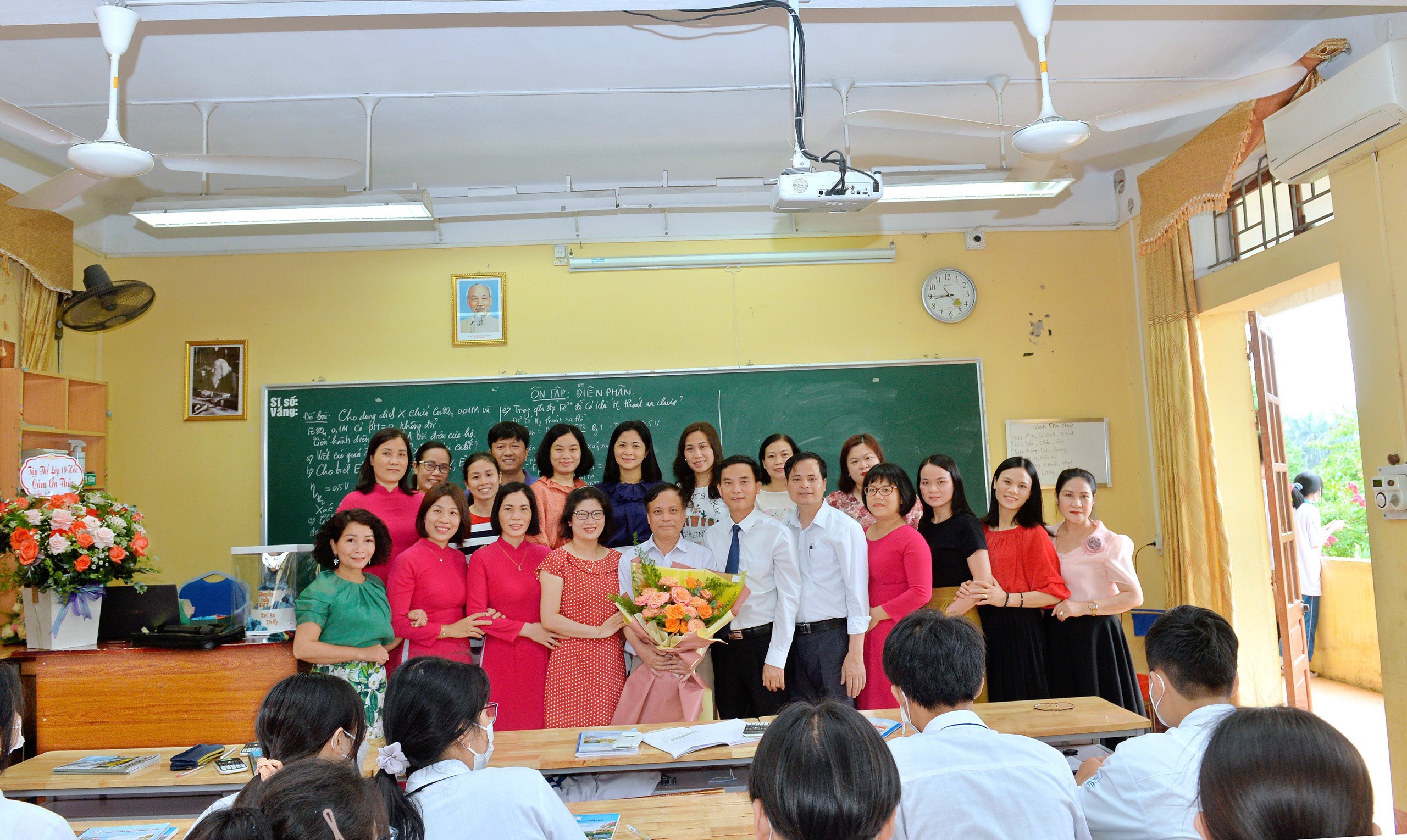 Tiết dạy cuối của thầy Nguyễn Đình Nhuần: Xúc động và ấm áp tình thầy trò.